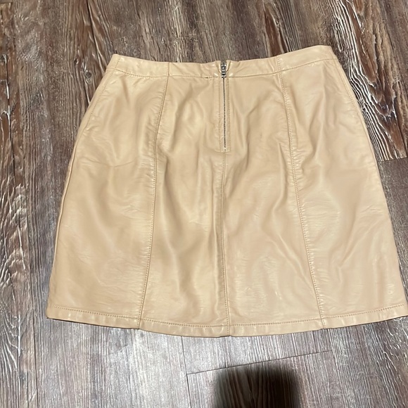 Tan leathery mini skirt - Picture 1 of 4